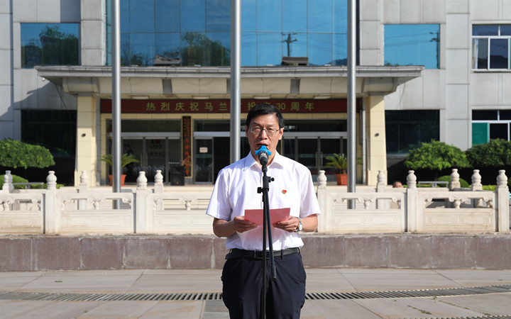党委副书记,矿长郝志强在升国旗仪式上作了讲话
