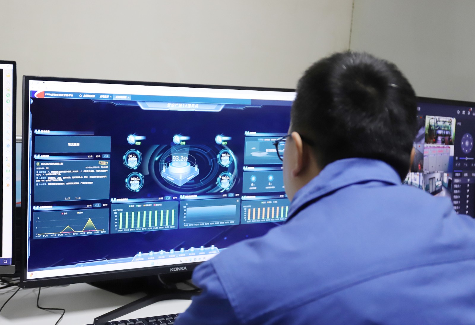 2.技术人员正在机房检测设备的运行状态.jpg